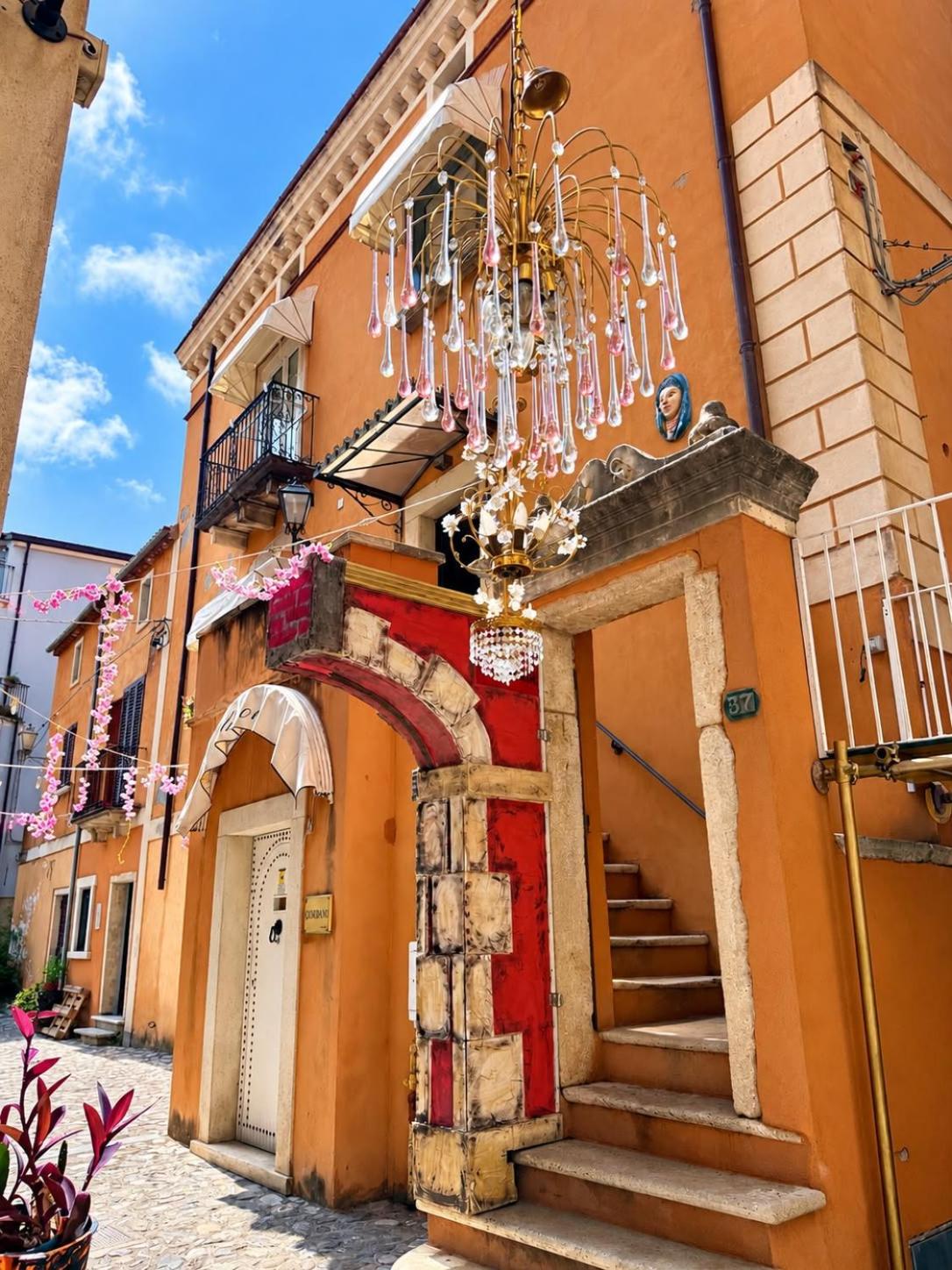 Le scalinate e le facciate colorate del centro storico di San Lucido
