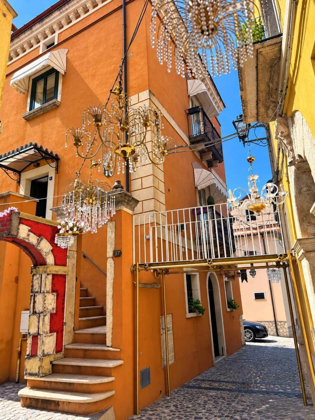 Le scalinate e la facciata di Caterina House nel centro storico