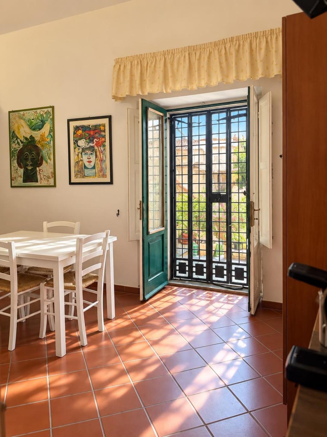 Zona pranzo luminosa con portafinestra