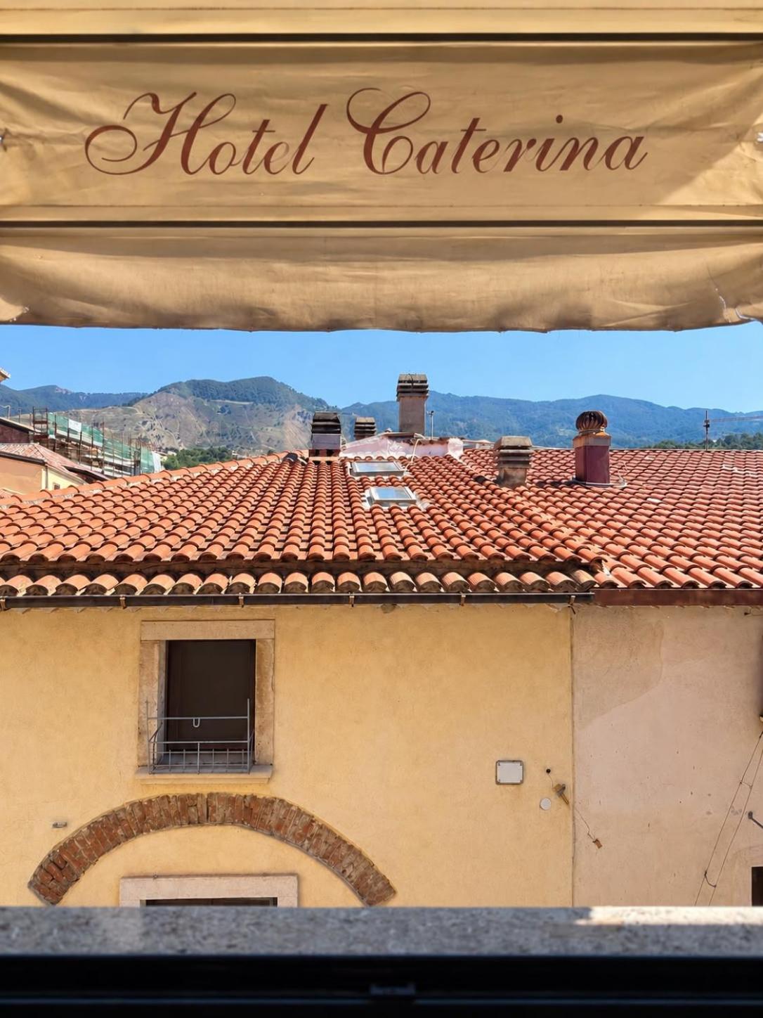 Vista sui tetti di San Lucido e sulle colline